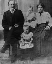 Н. А. Бегичев с супругой и детьми 